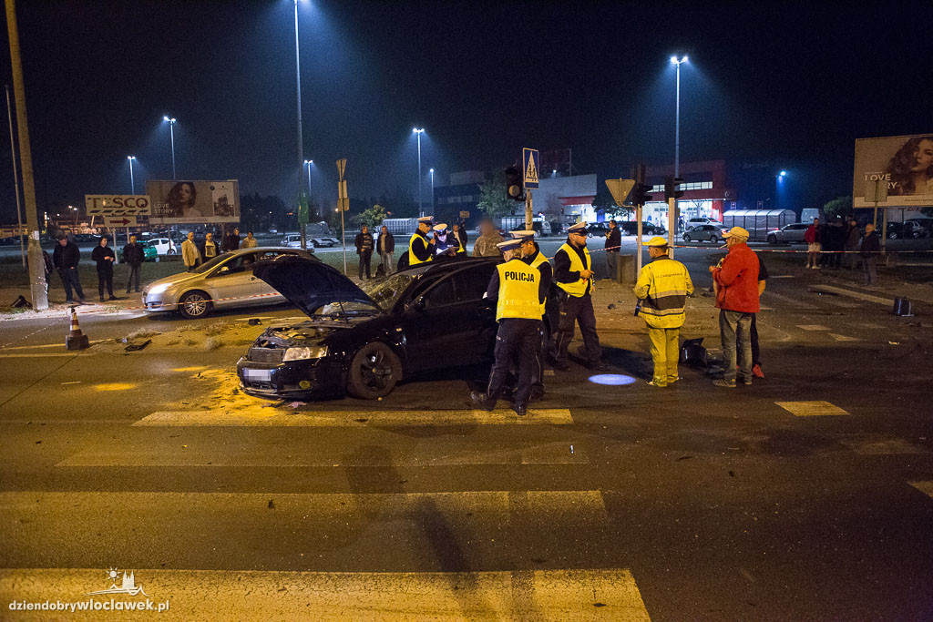 Audi wypadło z drogi koło Tesco