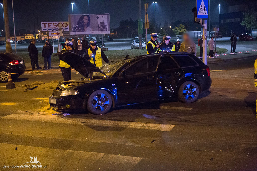 Audi wypadło z drogi koło Tesco
