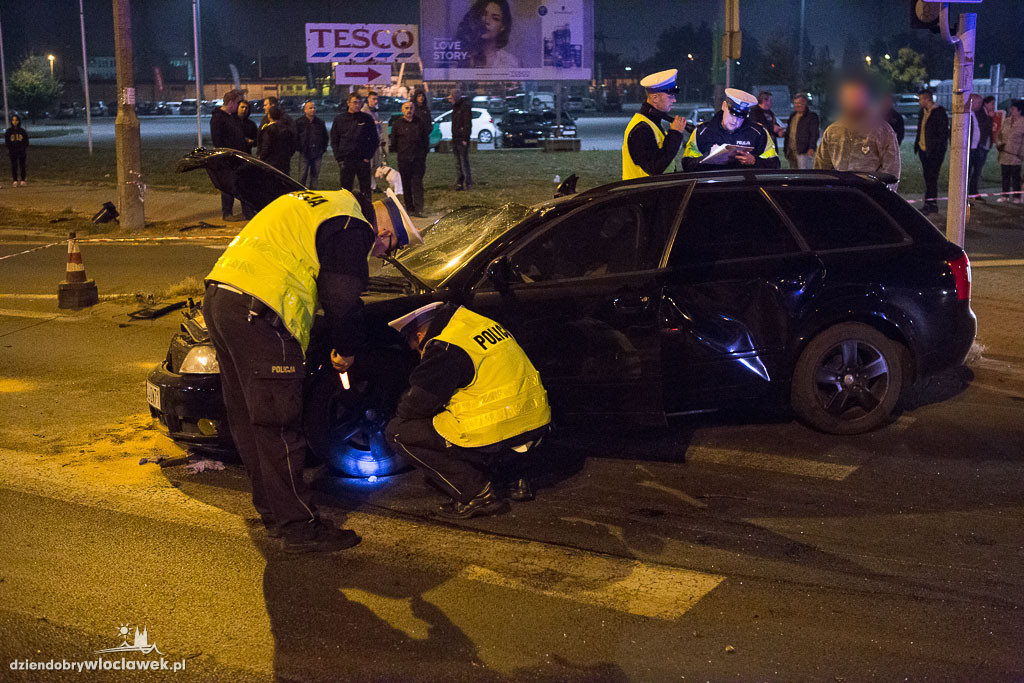 Audi wypadło z drogi koło Tesco