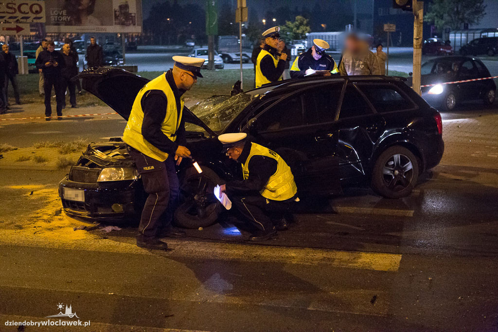 Audi wypadło z drogi koło Tesco