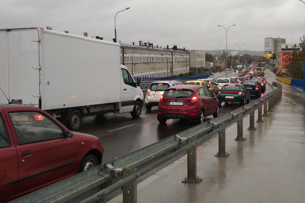 Ogromne korki na wiadukcie z powodu...