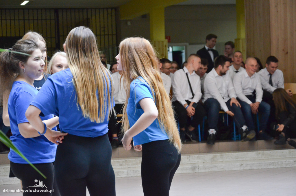 Otrzęsiny klas pierwszych w IV LO