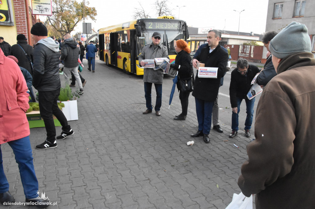 Walka o głosy na targowisku
