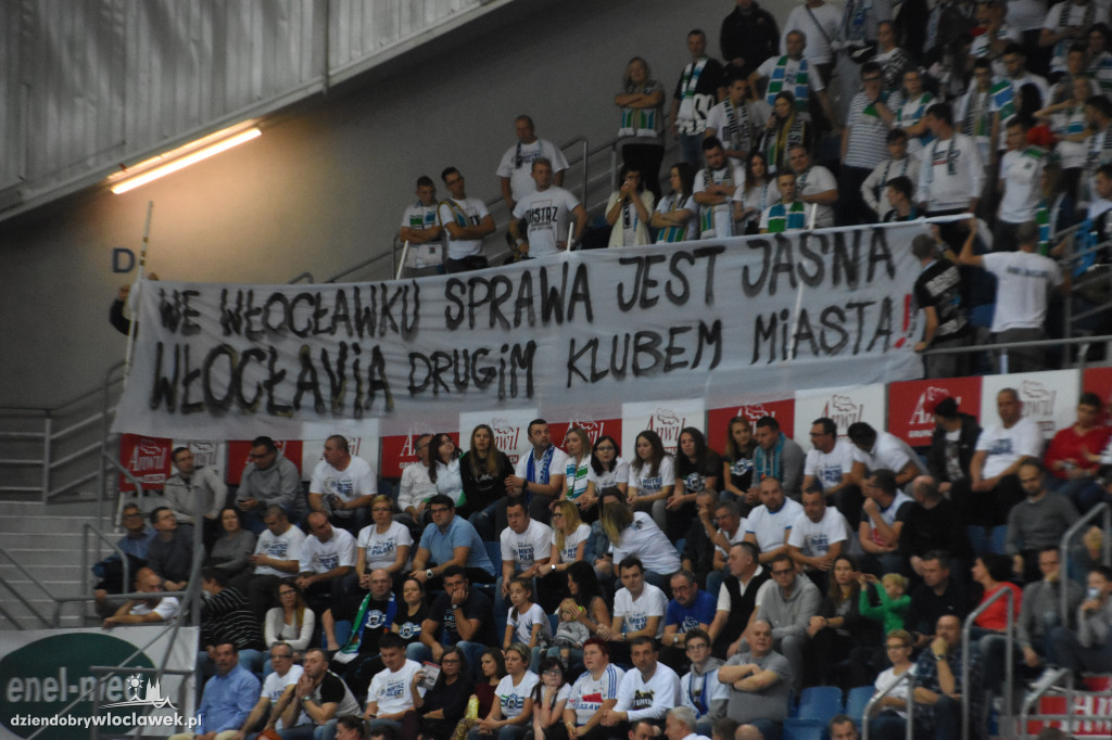 Kibice na meczu z Polskim Cukrem