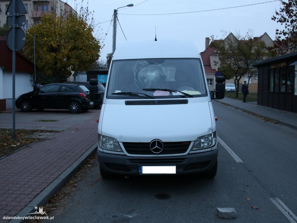 25-latek cegłówką rozbił szybę w aucie!