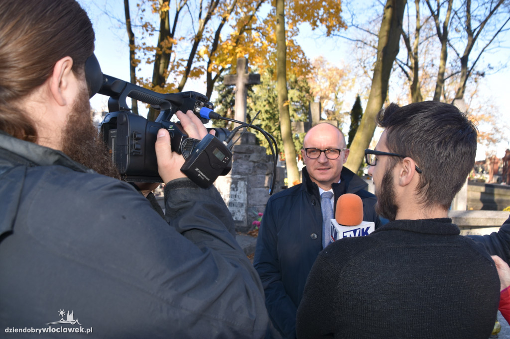 Władze miasta na cmentarzu
