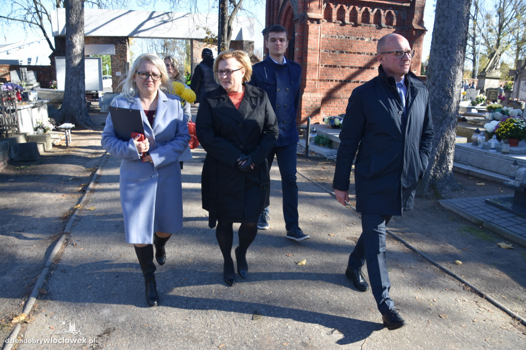 Władze miasta na cmentarzu