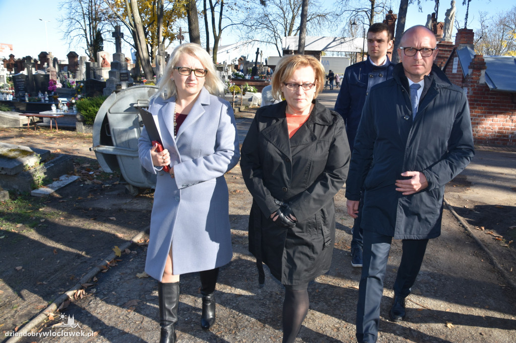 Władze miasta na cmentarzu
