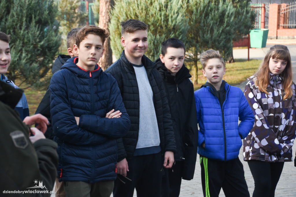 Posadzili drzewa wokół SP 19