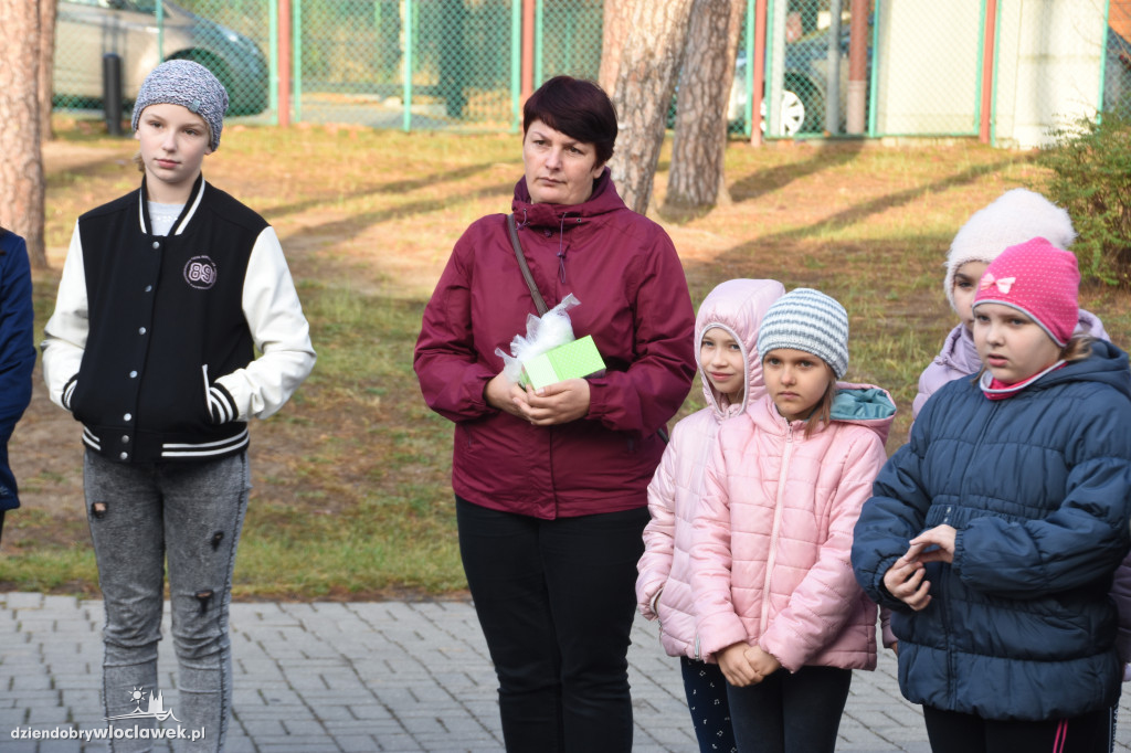 Posadzili drzewa wokół SP 19