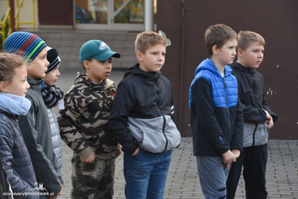 Posadzili drzewa wokół SP 19