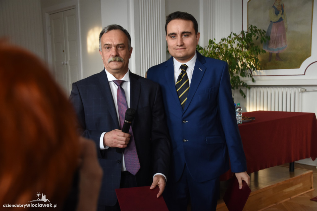 Radni powiatu odebrali nominacje