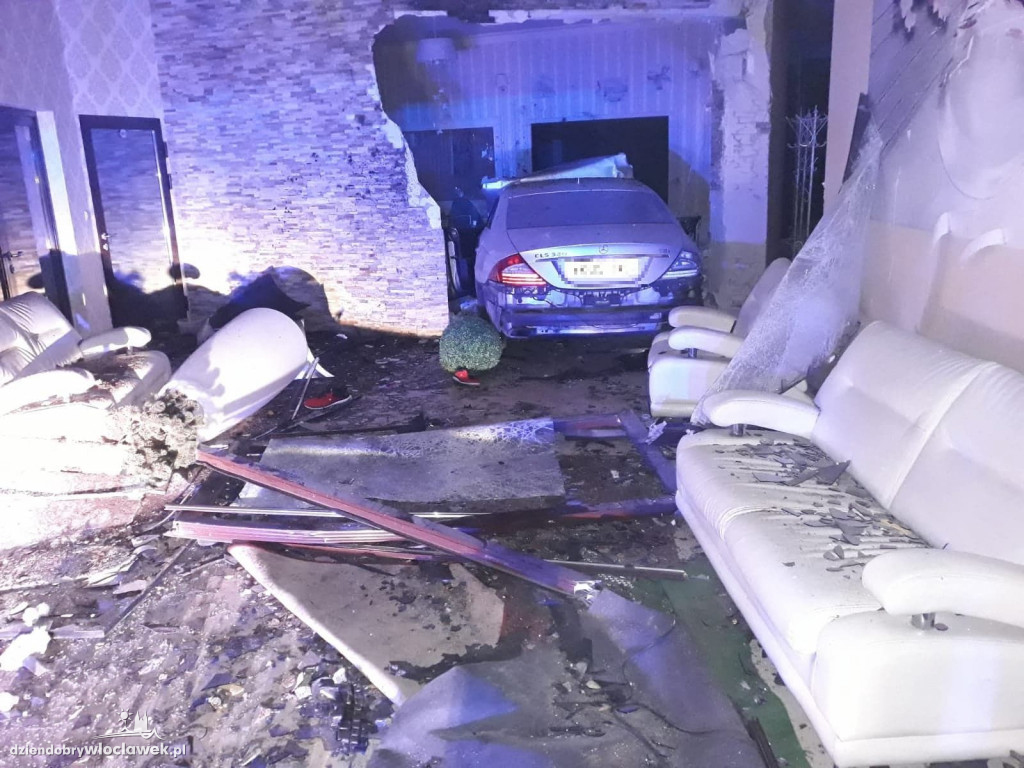 Wjechał w budynek sali weselnej