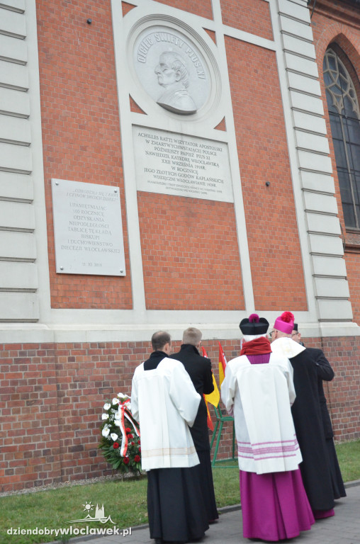 Poświęcenie tablicy przy Katedrze