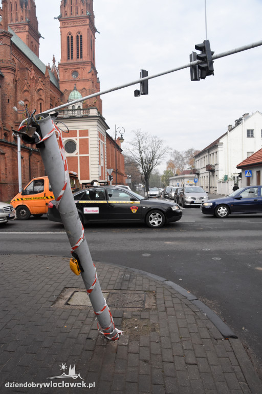 Przy katedrze dachowało auto osobowe