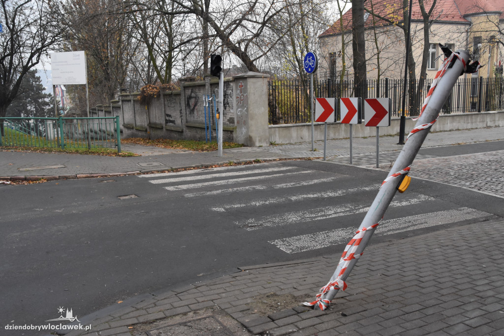 Przy katedrze dachowało auto osobowe