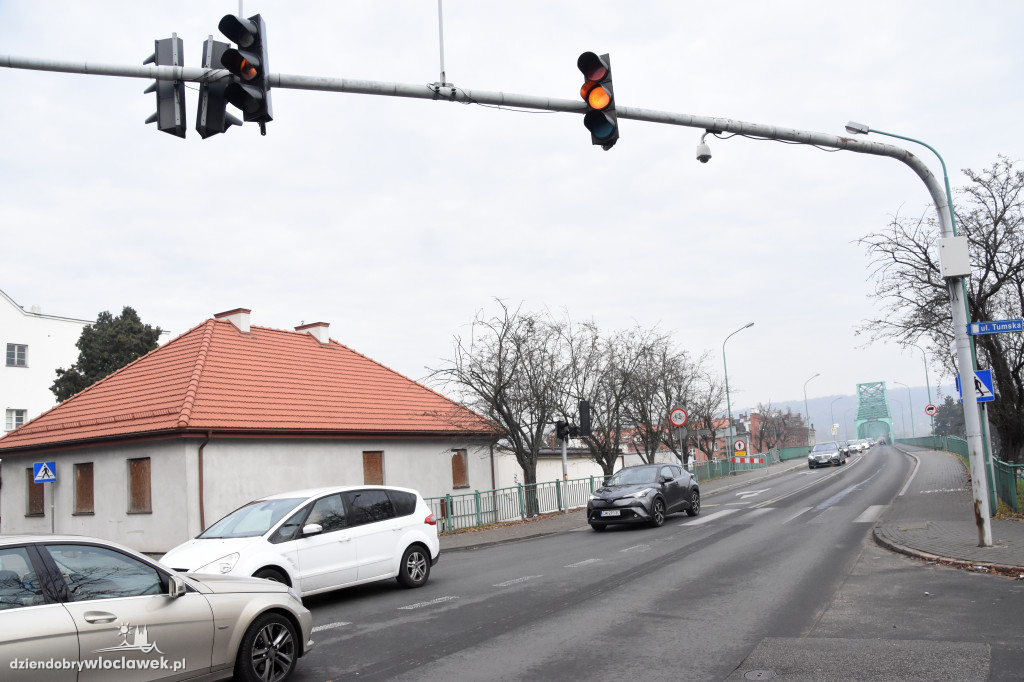 Przy katedrze dachowało auto osobowe