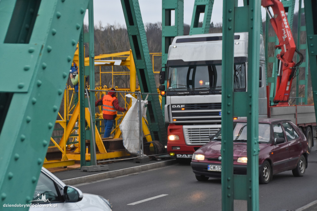 Wodociągi prowadzą prace na moście