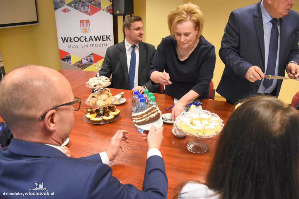 A po sesji inauguracyjnej... tort
