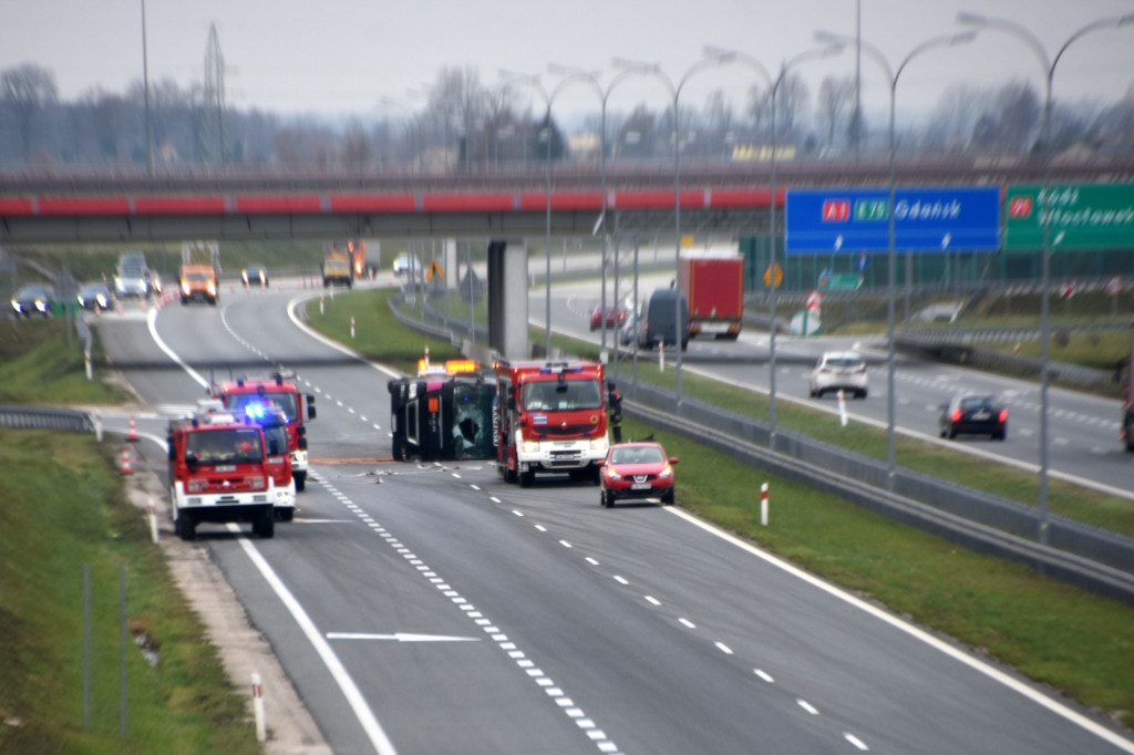 Na A1 przewróciła się cysterna