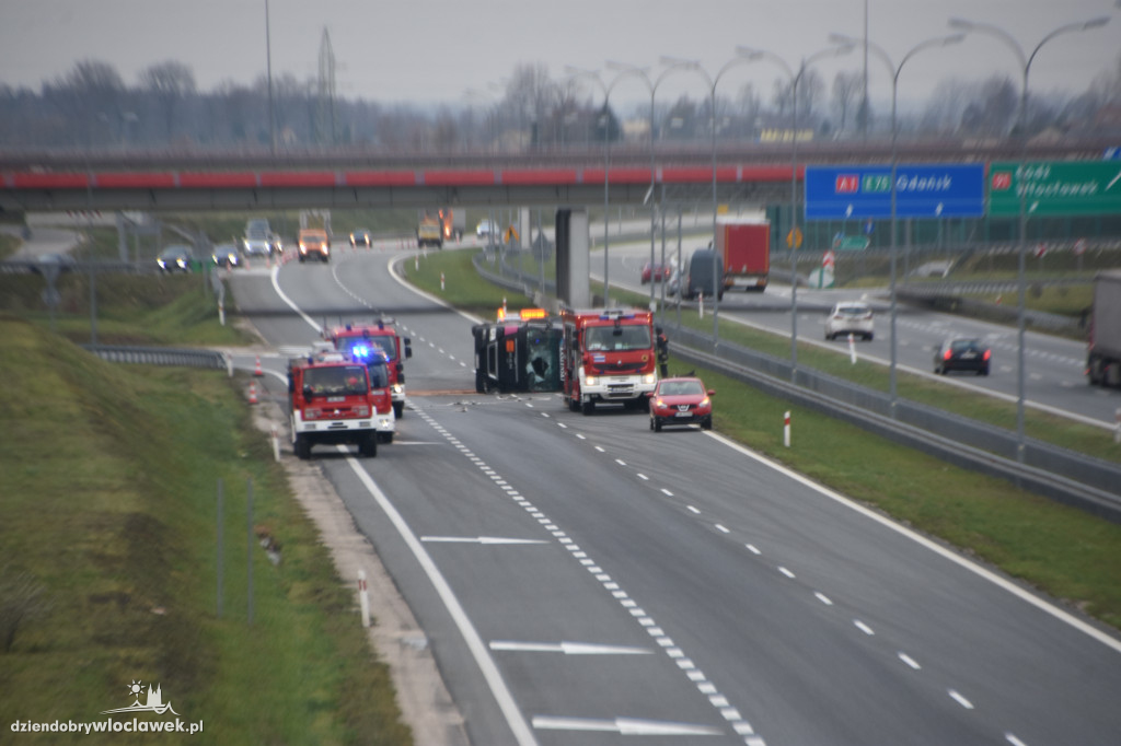 Na A1 przewróciła się cysterna