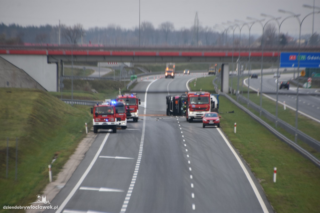 Na A1 przewróciła się cysterna
