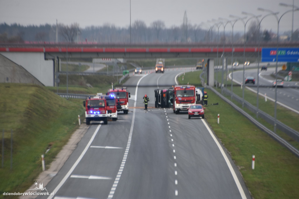 Na A1 przewróciła się cysterna