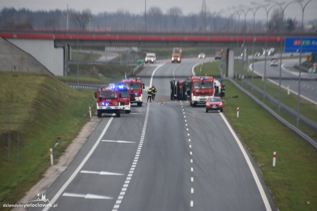 Na A1 przewróciła się cysterna