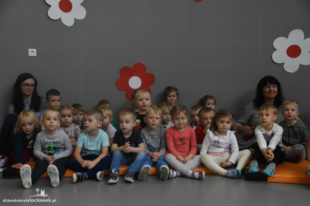 Czytanie bajek w Przedszkolu nr 30