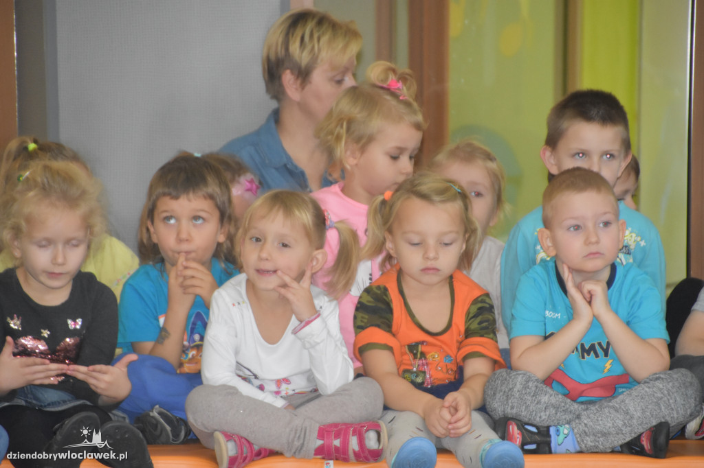 Czytanie bajek w Przedszkolu nr 30