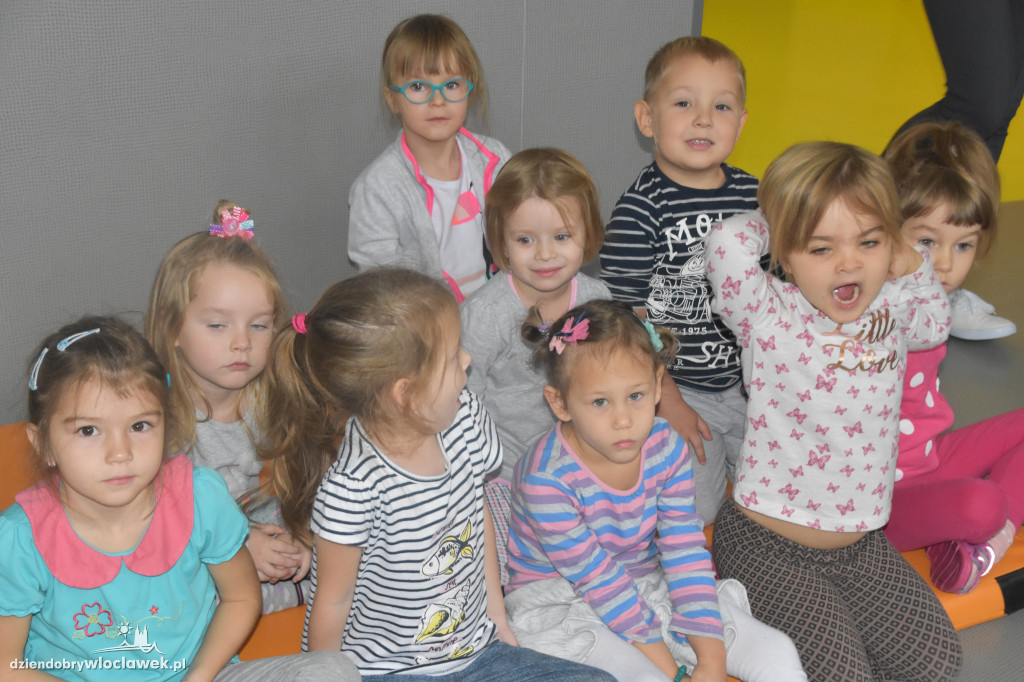 Czytanie bajek w Przedszkolu nr 30