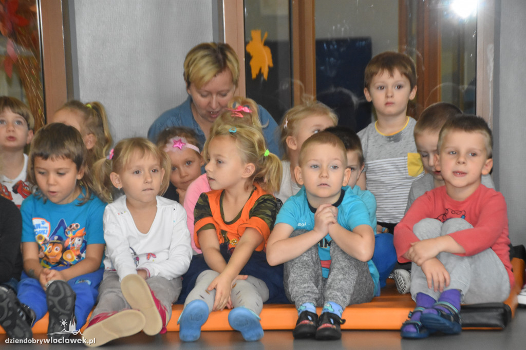 Czytanie bajek w Przedszkolu nr 30