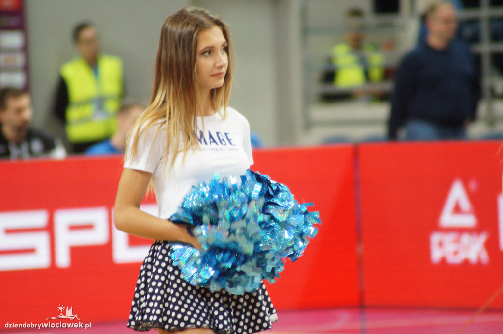 Cheerleaders na meczu z Le Mans