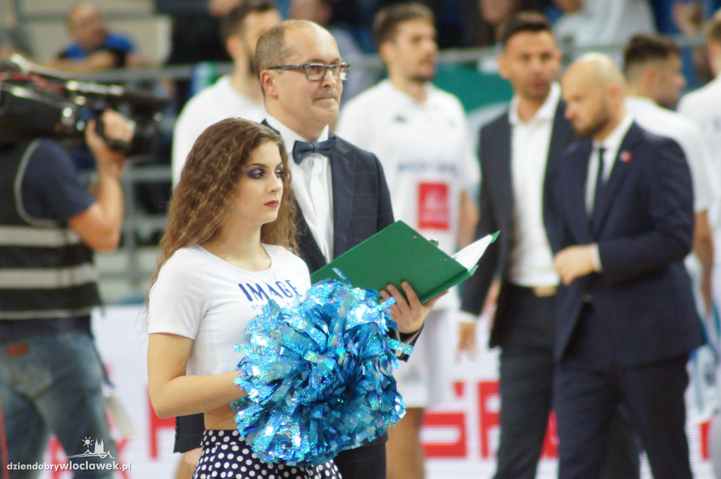 Cheerleaders na meczu z Le Mans