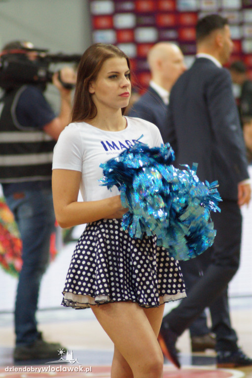 Cheerleaders na meczu z Le Mans