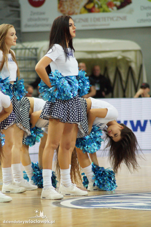Cheerleaders na meczu z Le Mans