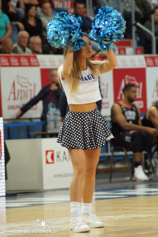 Cheerleaders na meczu z Le Mans