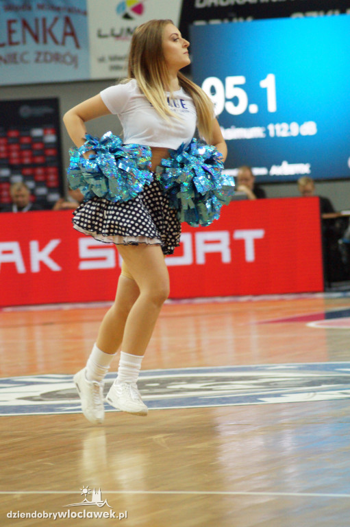 Cheerleaders na meczu z Le Mans