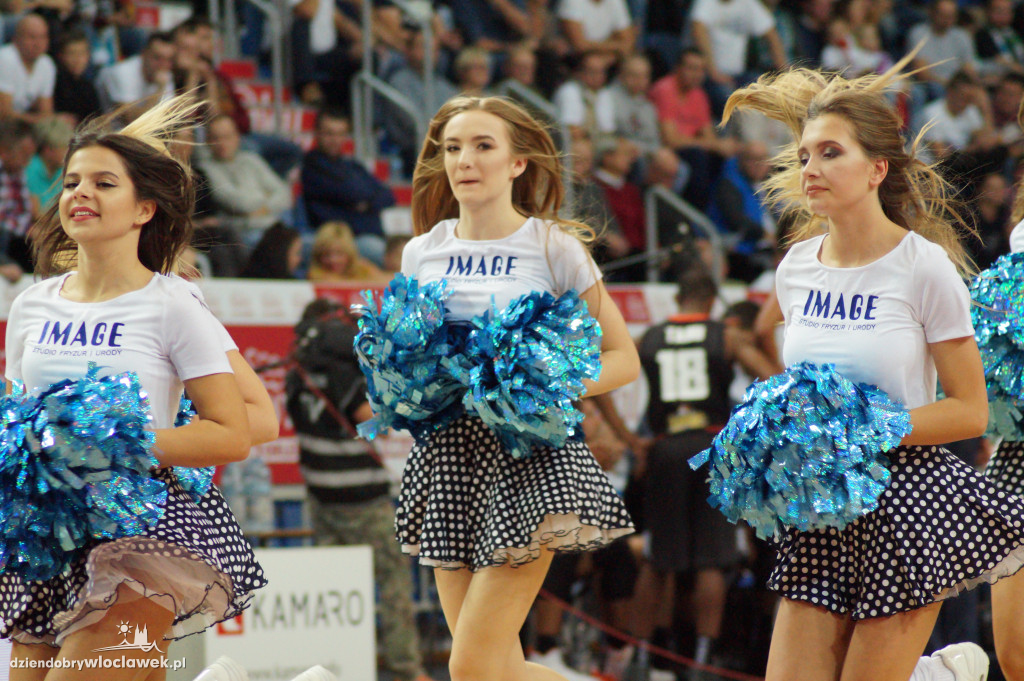 Cheerleaders na meczu z Le Mans