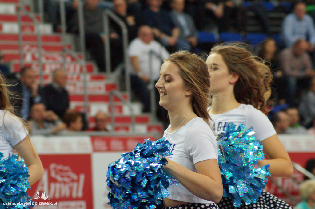 Cheerleaders na meczu z Le Mans