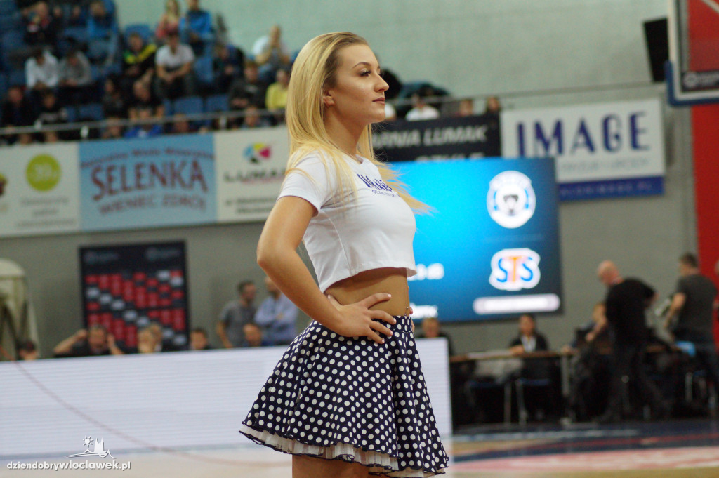 Cheerleaders na meczu z Le Mans