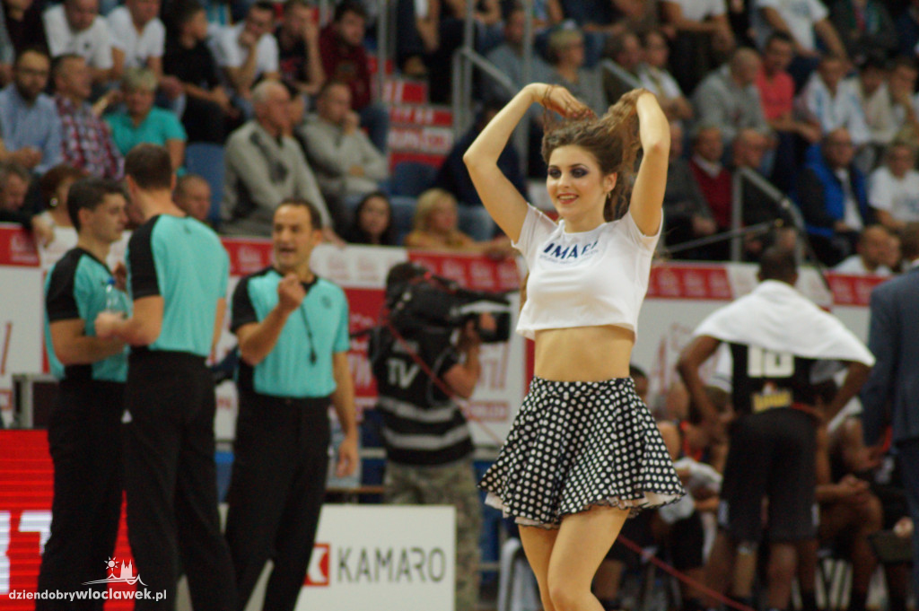 Cheerleaders na meczu z Le Mans