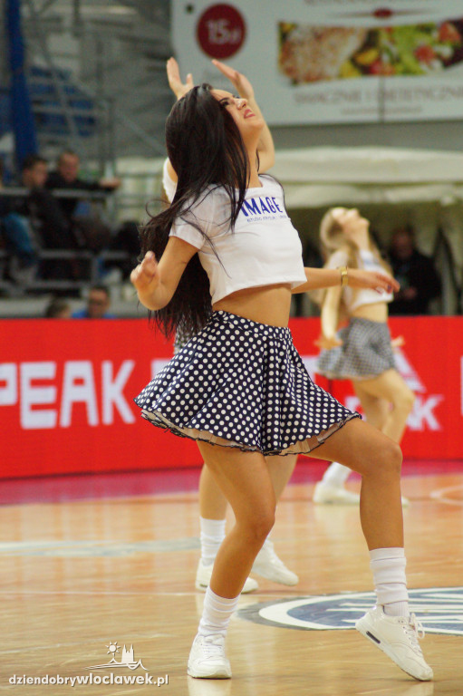 Cheerleaders na meczu z Le Mans