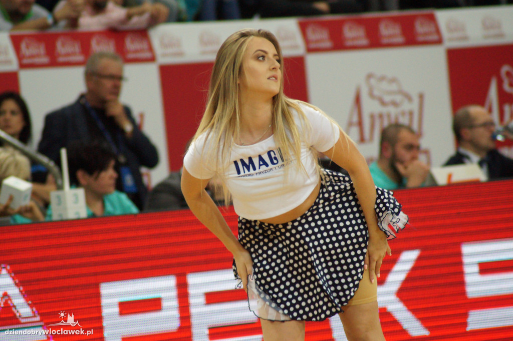 Cheerleaders na meczu z Le Mans