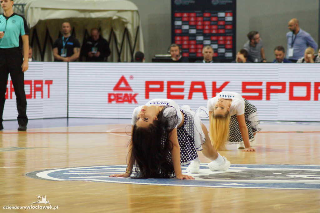 Cheerleaders na meczu z Le Mans