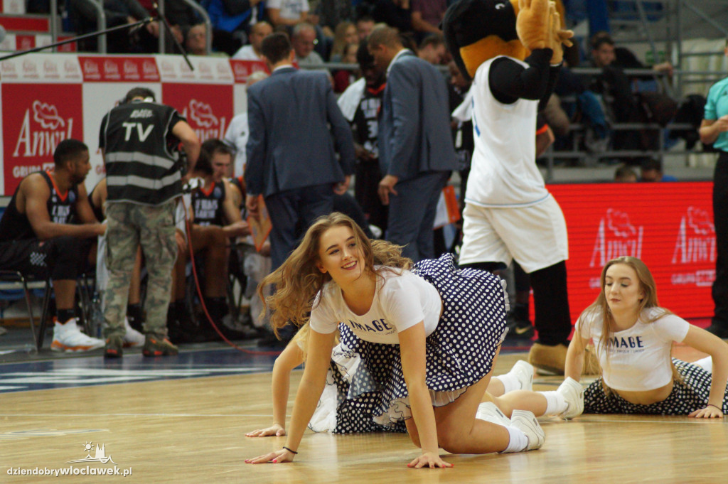 Cheerleaders na meczu z Le Mans
