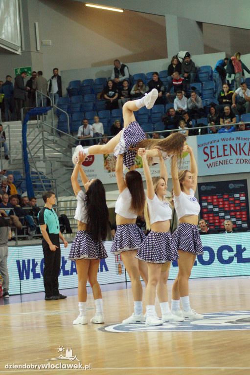 Cheerleaders na meczu z Le Mans