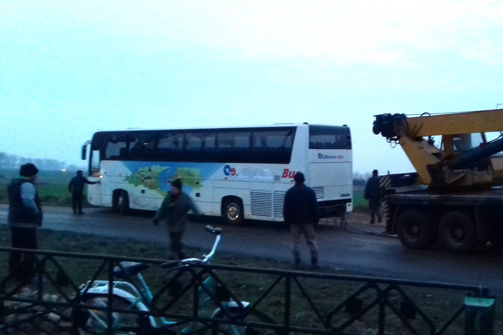 Wycieczkowy autokar wjechał do rowu