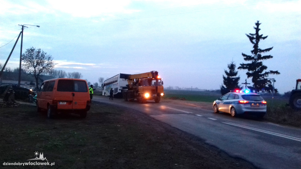 Wycieczkowy autokar wjechał do rowu