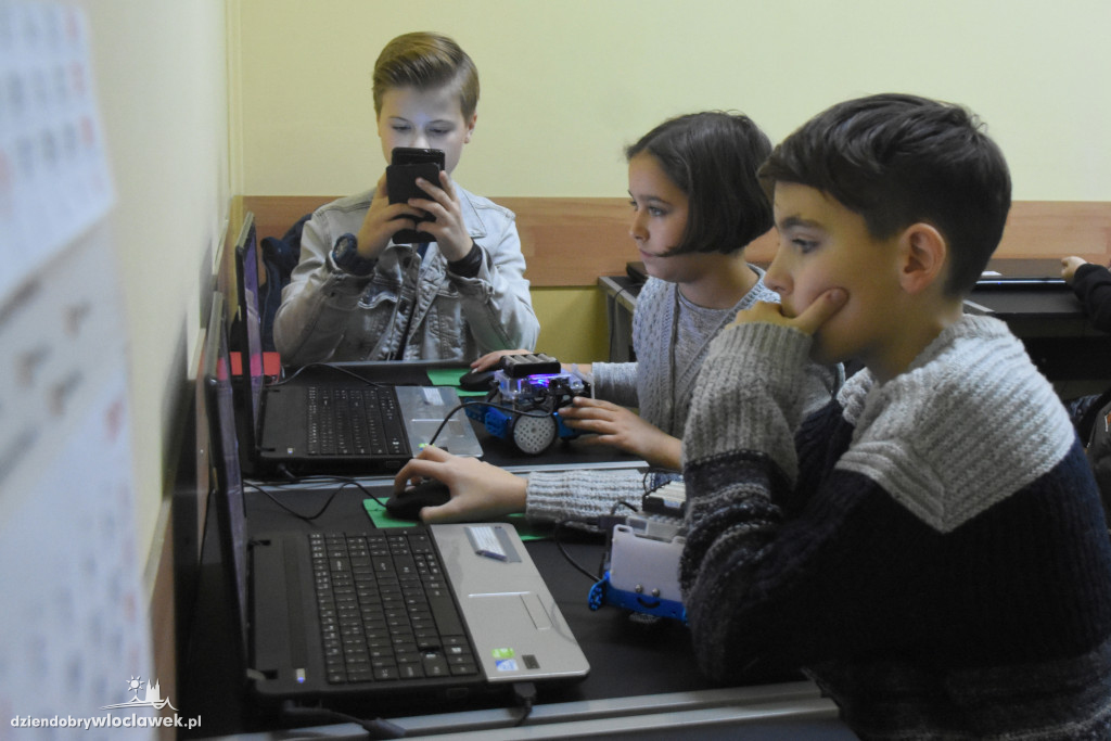 Dzieciaki programują roboty